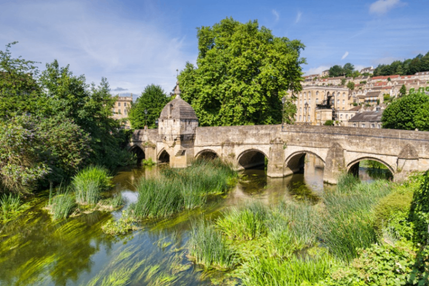 مدينة في ويلتشير، إنجلترا، من مخلفات الإمبراطورية الرومانية