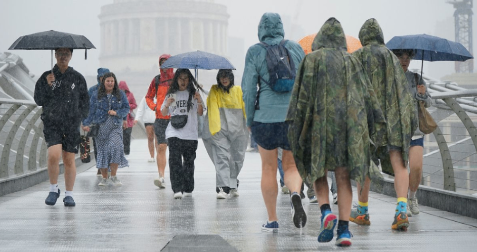 أصدر مكتب الأرصاد الجوية تحذيرًا من العواصف الرعدية لمدة 11 ساعة