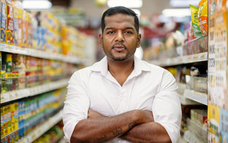 أبقيناه في السوبر ماركت لمدة ساعتين؛ لكن الشرطة لم تأت قط، وهو ما حدث في مكان السرقة من المتجر