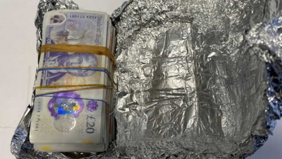 دستگیری راننده کامیونی در Essex که 70,000 پوند پول نقد را به شکل ساندویچ مخفی کرده بود 