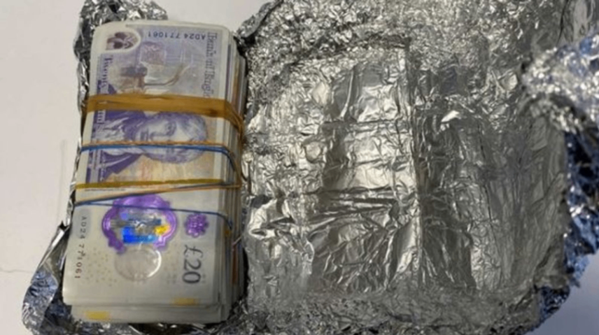 القبض على سائق شاحنة في إسيكس بتهمة إخفاء 70 ألف جنيه إسترليني نقدًا في السندويشات