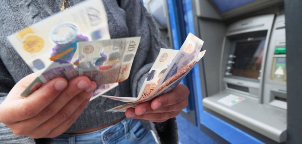 التاريخ المحدد للدفعة التالية من بدل المعيشة في المملكة المتحدة بقيمة 300 جنيه إسترليني