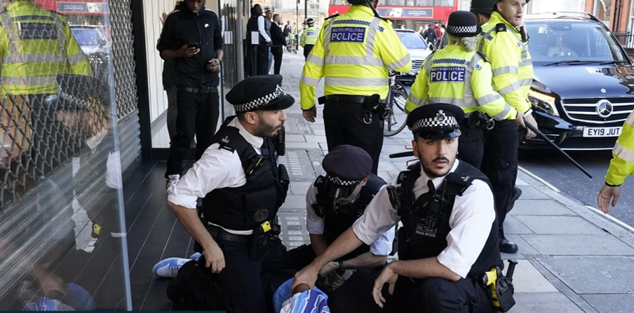 يهرب لصوص المتاجر من العدالة لأن الشرطة لا تأتي إلى المتجر إذا هربوا