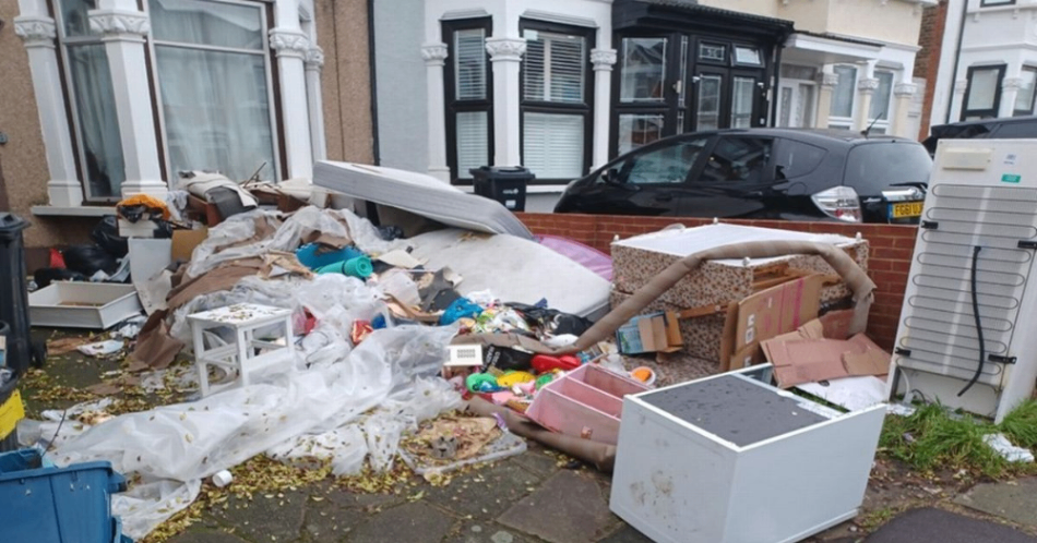 محکومیت زوجی که حیاط خانه‌شان را به زباله‌دان عمومی تبدیل کرده بودند