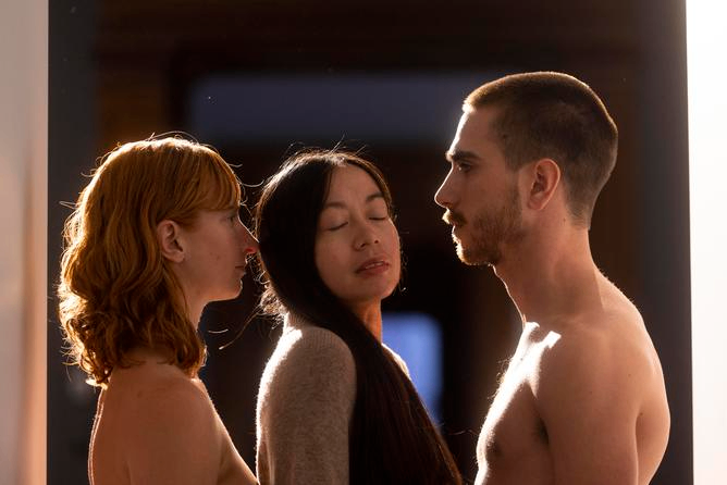 معرض مارينا أبراموفيتش في الأكاديمية الملكية: العري والخطر ونفحة من ما هو خارق للطبيعة