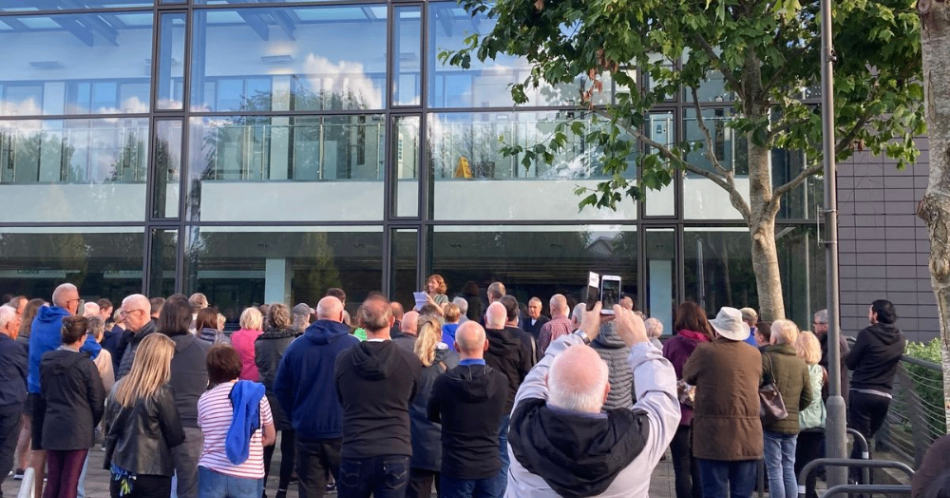 المئات يحتجون على قرار إيواء طالبي اللجوء في فندق أربع نجوم في مانشستر