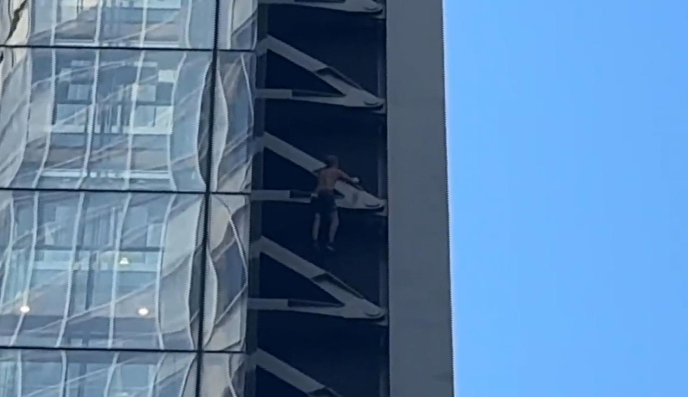 صعود بدون تجهیزات یک مرد به برج Cheesegrater در لندن