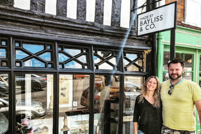 زوجان تخليا عن حياتهما في المدينة وانتقلا إلى كوخ في كينت