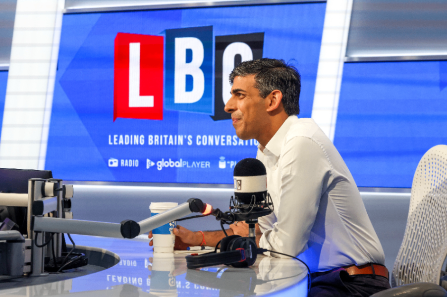 يتفاعل أحد موظفي NHS مع Rishi Sunak في البث الصوتي