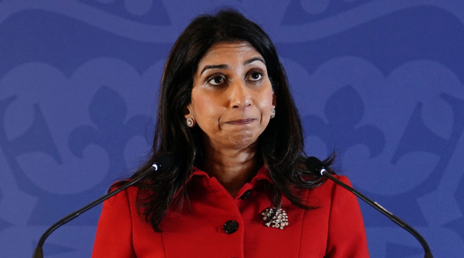 تقول سويلا برافرمان إن كونك مثليًا أو امرأة ليس سببًا كافيًا لتقديم طلب اللجوء