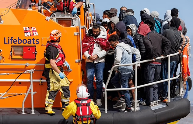 تم تحديد خمسة عشر مهاجرًا أعلنوا عن أنفسهم كأطفال رغم أنهم بالغون