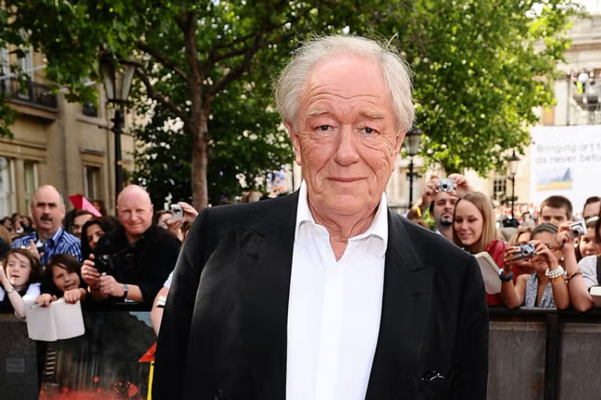 توفي الممثل الإنجليزي الشهير السير مايكل غامبون عن عمر يناهز 82 عاماً