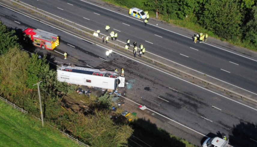 حادث كبير في ميرسيسايد، ليفربول: انقلاب حافلة مدرسية على الطريق السريع M53