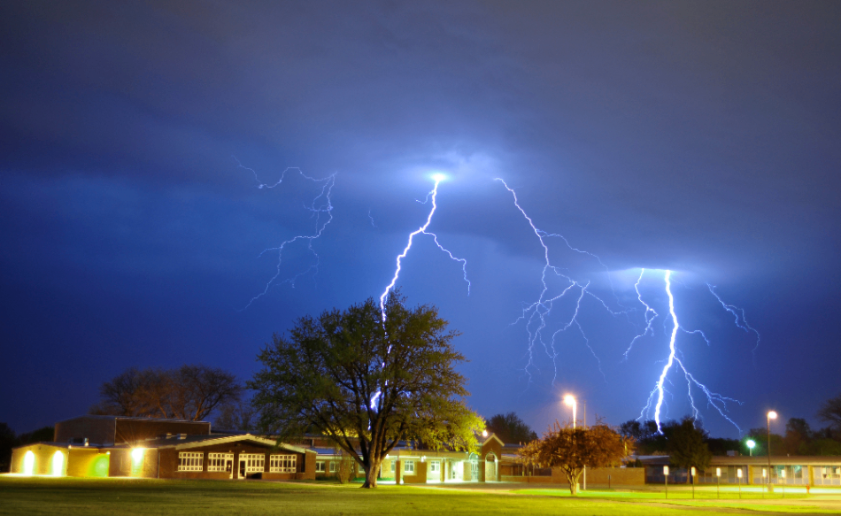 الحالة الحرجة لصبي يبلغ من العمر 12 عامًا بعد أن ضرب البرق المدرسة
