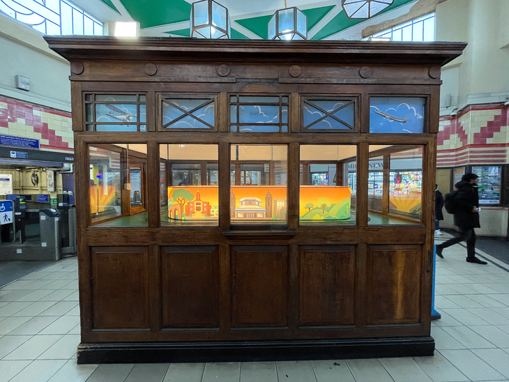 قطار صغير في محطة مترو أنفاق Hounslow Wes ، للعب!