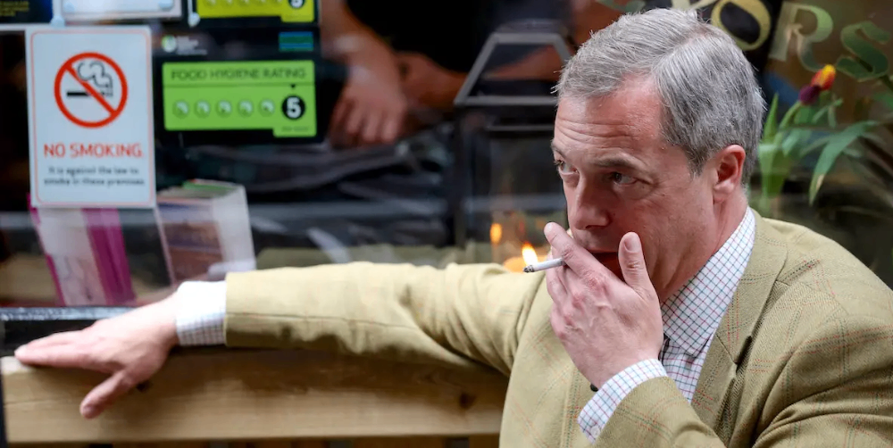 يتفاعل نايجل فاراج مع قواعد منع التدخين الجديدة