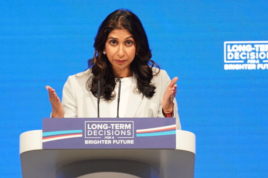 وزیر امور داخلی انگلستان نظرات وزیر بهداشت در مورد ترنس‌ها را حمایت کرد