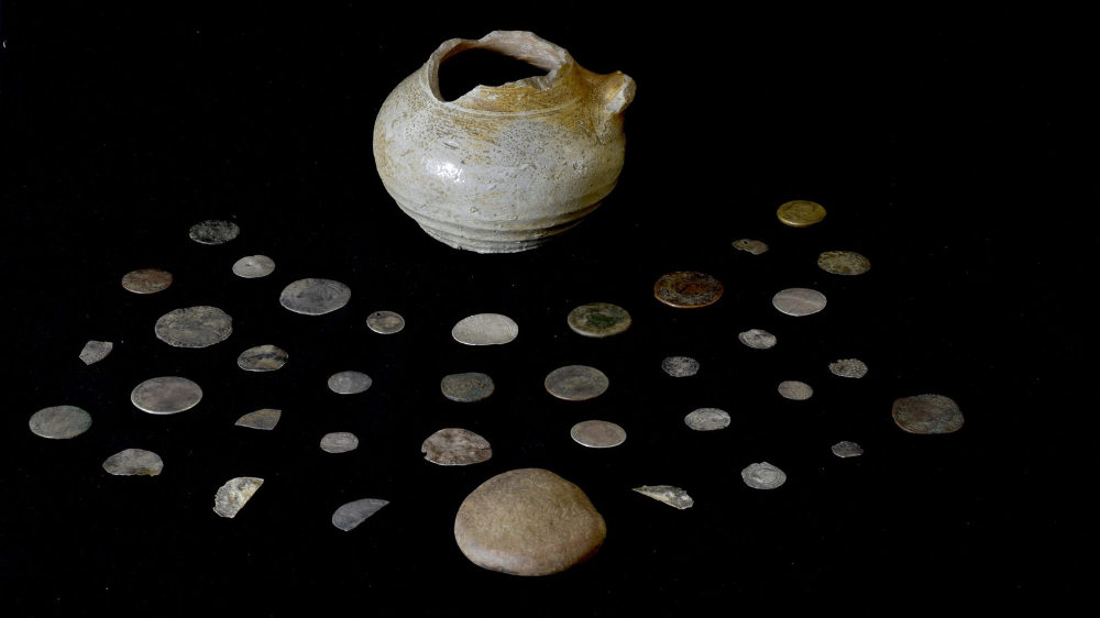 کشف سکه‌های 300 ساله متعلق به رئیس یک قبیله اسکاتلندی در شومینه
