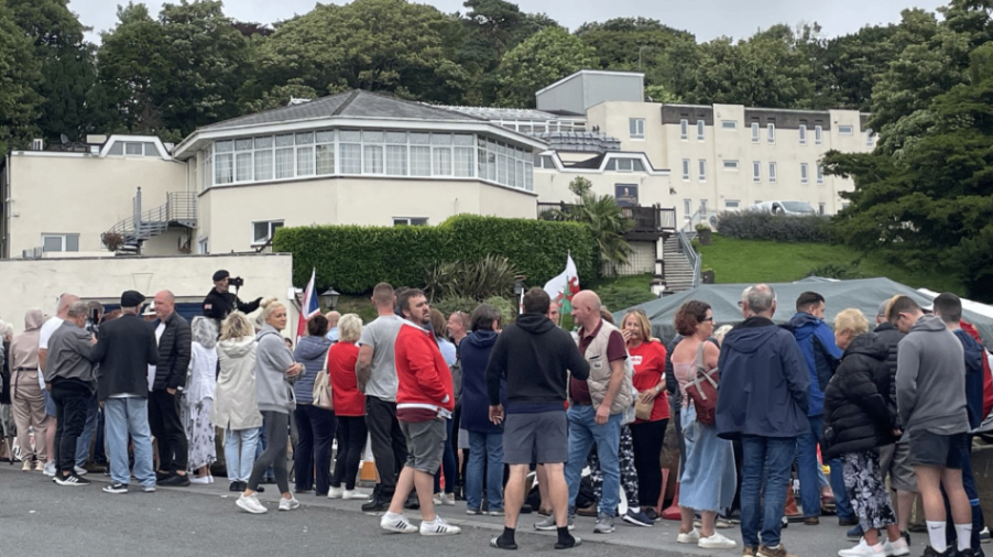 لقد غيرت وزارة الداخلية رأيها بشأن إيواء طالبي اللجوء في فندق Llanelli