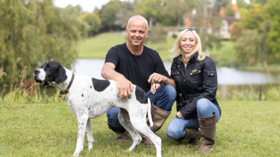 الفائز باليانصيب الذي تبلغ قيمته 108 ملايين جنيه إسترليني فخور جدًا بتجديد عقاره الذي يحلم به والذي تبلغ مساحته 500 فدان