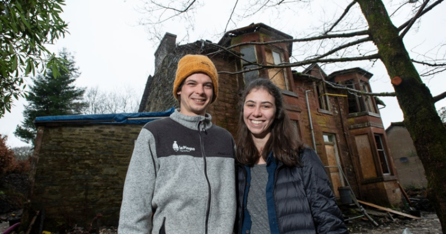 تحويل منزل مهجور تم شراؤه بالخطأ إلى شقق أنيقة