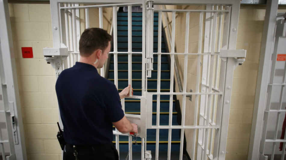 برنامه‌های جدید برای کاهش ازدحام در زندان‌ها: زندانیان خارجی بیشتری از بریتانیا اخراج خواهند شد