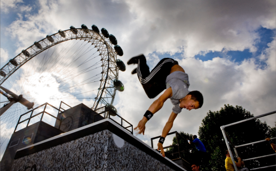 ویدیویی از حرکت خطرناک پارکور دو جوان در لندن