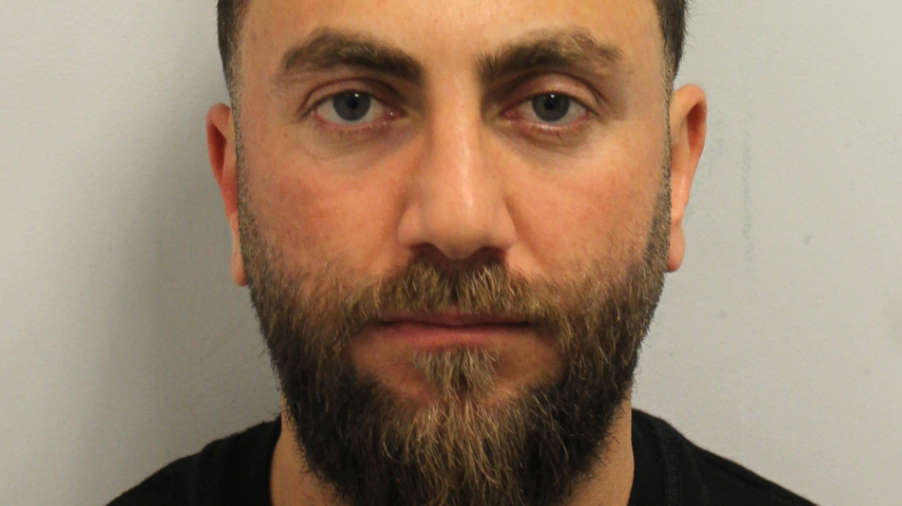 الحكم على زعيم مجموعة المهربين الذين قاموا بتهريب ما يصل إلى 10 آلاف مهاجر عبر القناة