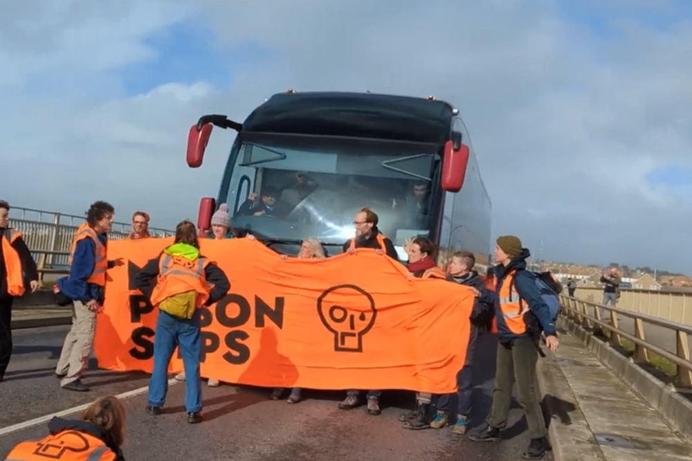 اصطدام سائق حافلة وزارة الداخلية بمتظاهري 