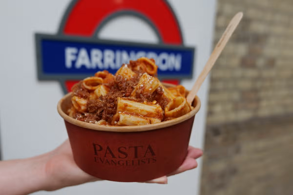 روز جهانی پاستا 2023: توزیع پاستا رایگان در ایستگاه‌های متروی لندن