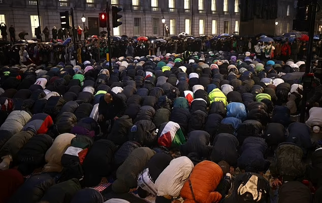برگزاری نماز جماعت در تظاهرات فلسظینی ها در لندن