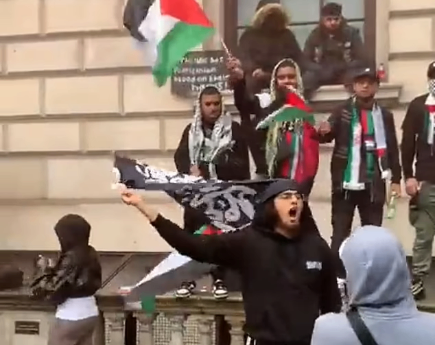 يدرس وزير الداخلية البريطاني استجواب رئيس شرطة العاصمة