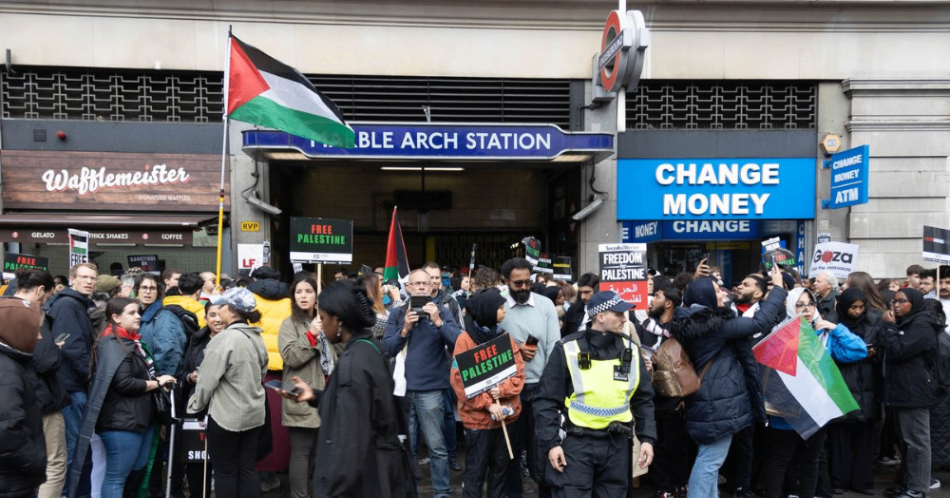 راننده متروی لندن که شعار فلسطین آزاد، آزاد سر داده بود، از کار معلق شد