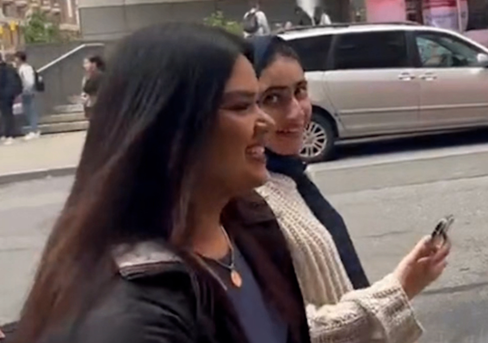 رفتار عجیب و توهین آمیز دو خانم جوان به تصاویر کودکان اسرائیلی گروگان در غزه