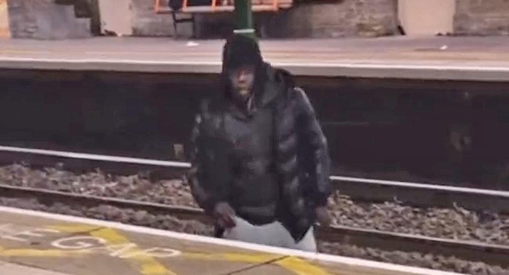 برخورد ترسناک مرد ناشناس به زن تنها در ایستگاه قطار لندن
