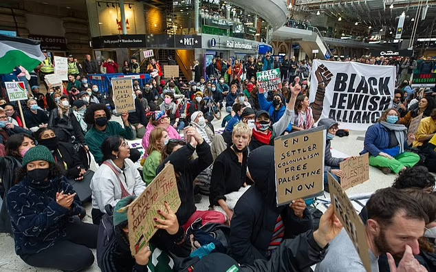 اعتراضات حامیان فلسطین در ایستگاه قطار واترلو لندن