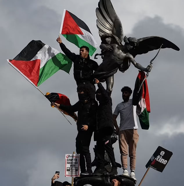 اعتراض لورنس فاکس به آویزان کردن پرچم فلسطین به مجسمه های تاریخی