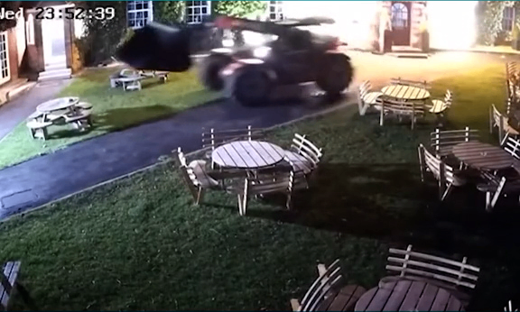 بازرسان پلیس به دنبال راننده بیل میکانیکی دزدیده شده که به بار 'The Mucky Duck' حمله کرد هستند