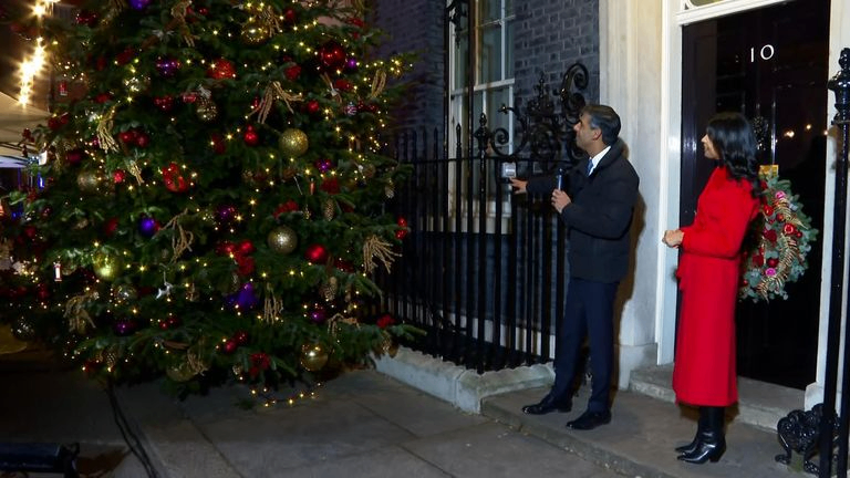 ریشی سوناک، نخست وزیر، کریسمس را رسماً آغاز کرد