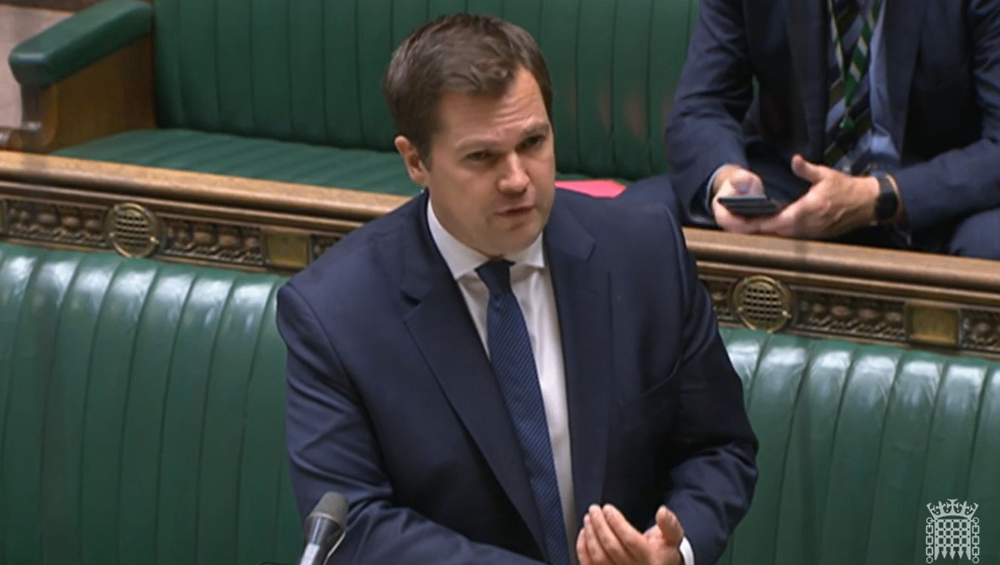 رابرت جنریک، وزیر مهاجرت، به علت اختلاف نظر با دولت درباره برنامه‌ی رواندا استعفا داد