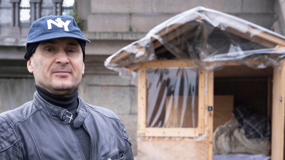 پناهجوی ایرانی در یکی از محله‌های معتبر لندن خانه‌ای برای خود ساخته است