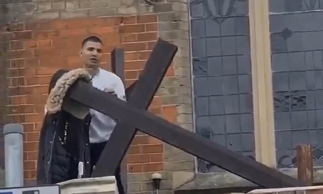 لحظه تکان‌دهنده‌ای که مردی سعی می‌کند صلیب را از پشت بام کلیسایی در شرق لندن بکند