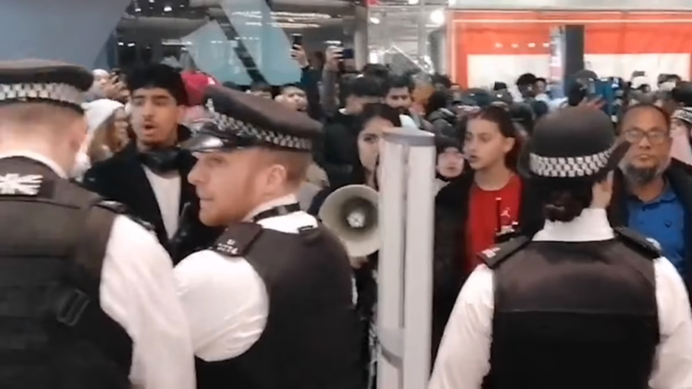 تظاهرات حامیان فلسطین در فروشگاه‌های H&M، Zara و Starbucks در لندن