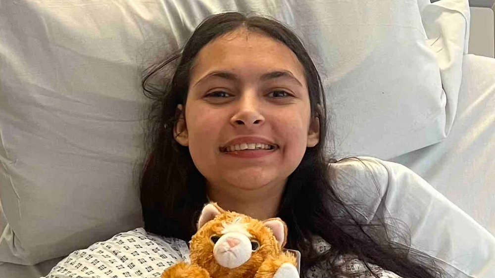 دختر 17 ساله  پس از خوردن چیزی در بازار کریسمس،  برای زنده ماندن تلاش می کند