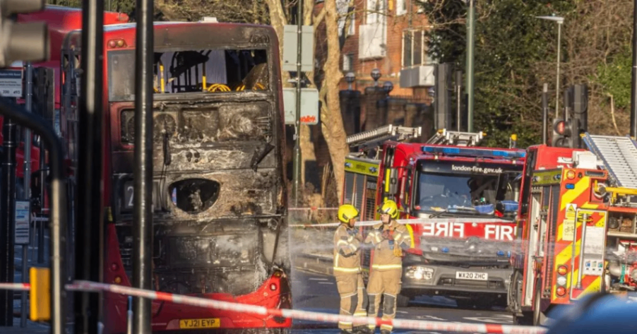آتش‌سوزی اتوبوس الکتریکی در ویمبلدون: تبدیل شدن یک اتوبوس دو طبقه به آتشفشان