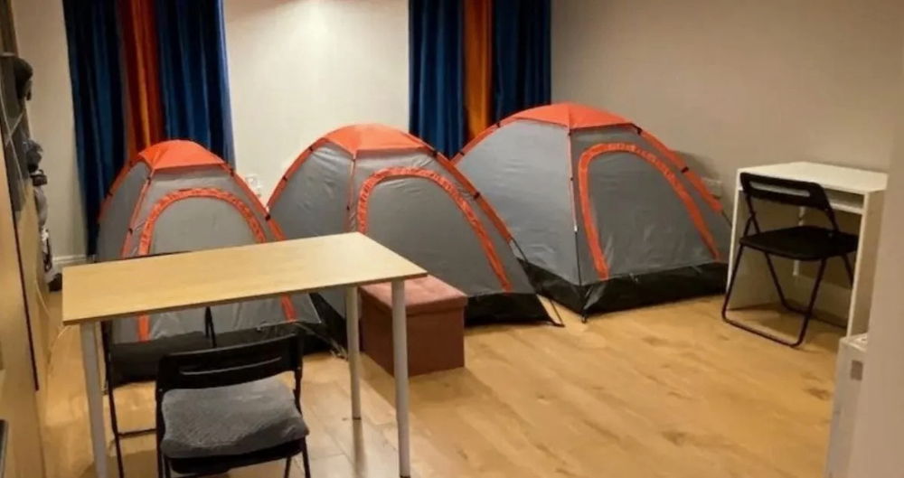 چادری در اتاق نشیمن لندن برای اجاره در Airbnb