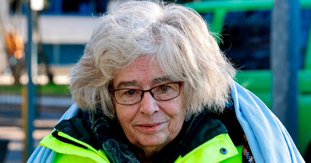 اعتراض زنی در مقابل بیمارستان در دمای زیر صفر به خاطر تاخیر در درمان دندان