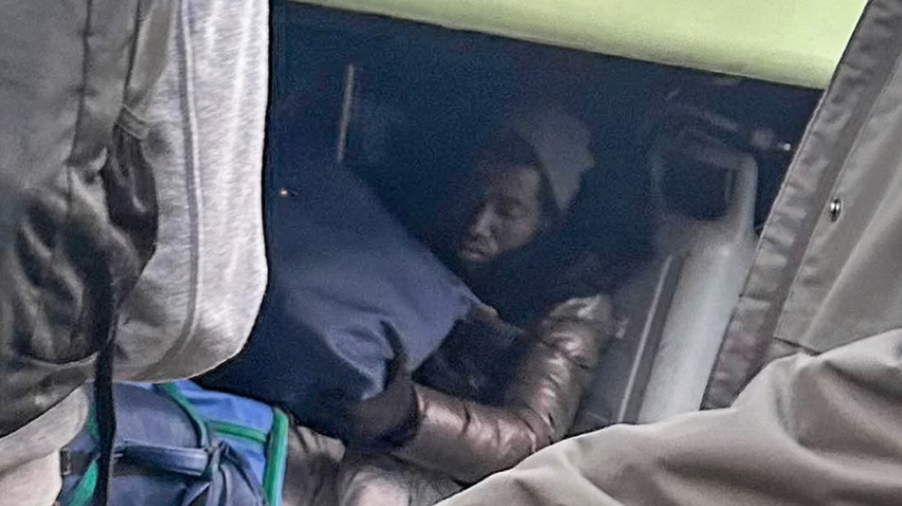 یافتن دو مهاجر مظنون در محل بار اتوبوس مدرسه پس از سفر به فرانسه