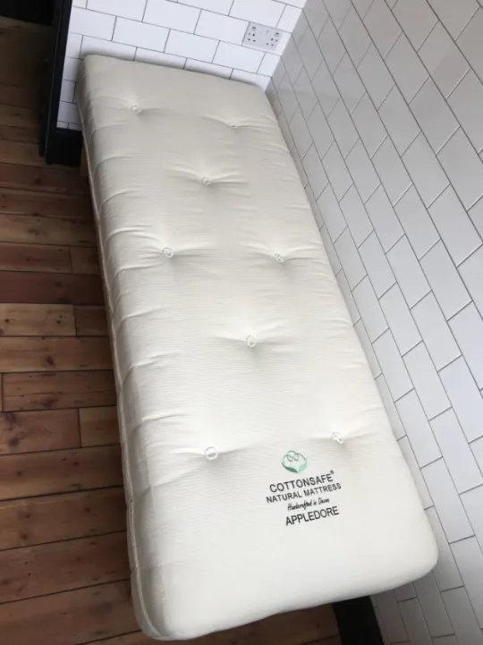 یک مکان Airbnb در لندن که شبیه یک سلول زندان است