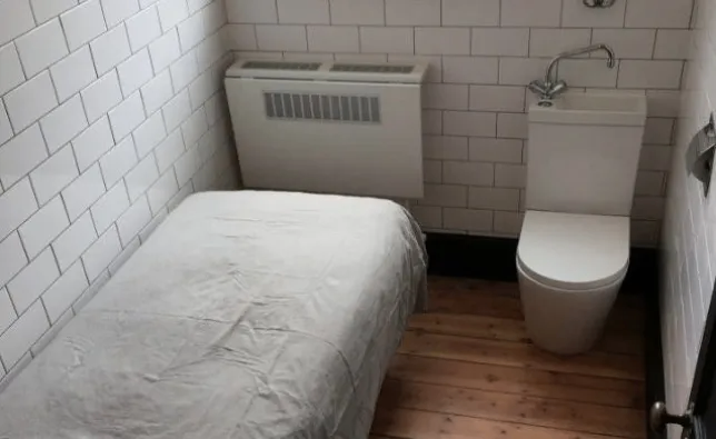 یک مکان Airbnb در لندن که شبیه یک سلول زندان است